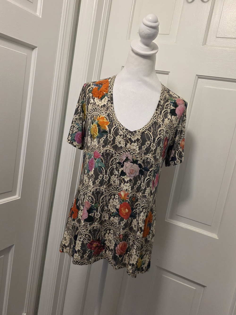 Johnny Was Colorful Floral Print V-Neck Tee in Cream, Size Medium